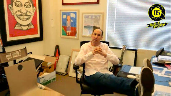 Rich Silverstein legt seine Beine über Goodbys Schreibtisch.