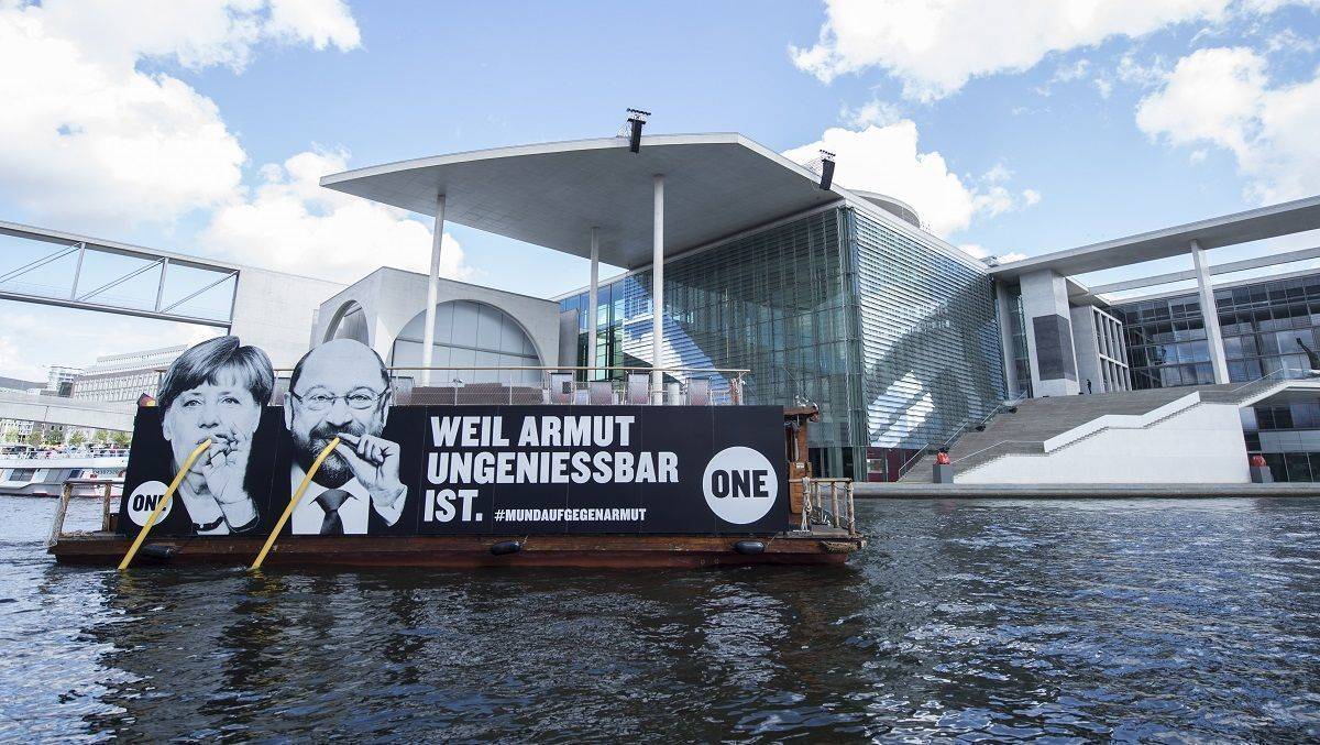One lässt Angela Merkel und Martin Schulz aus der Spree trinken.