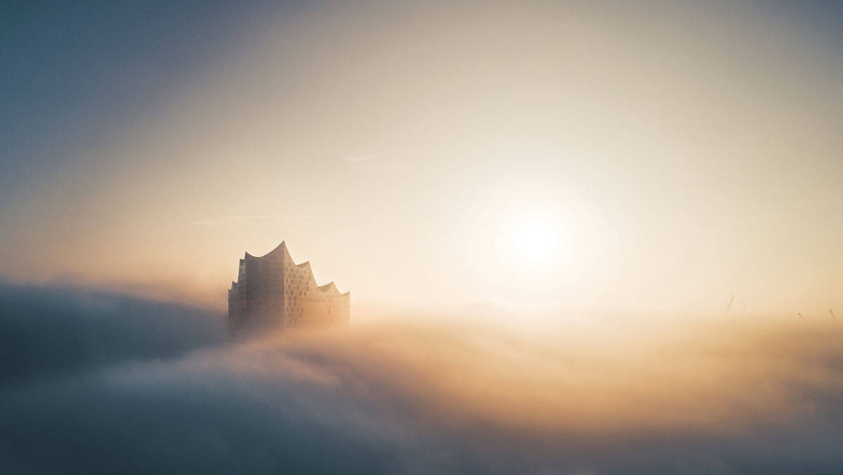 Hamburg Marketing gewinnt den PR-Bild Award 2019 mit dem Foto "Elbphilharmonie im Nebel".