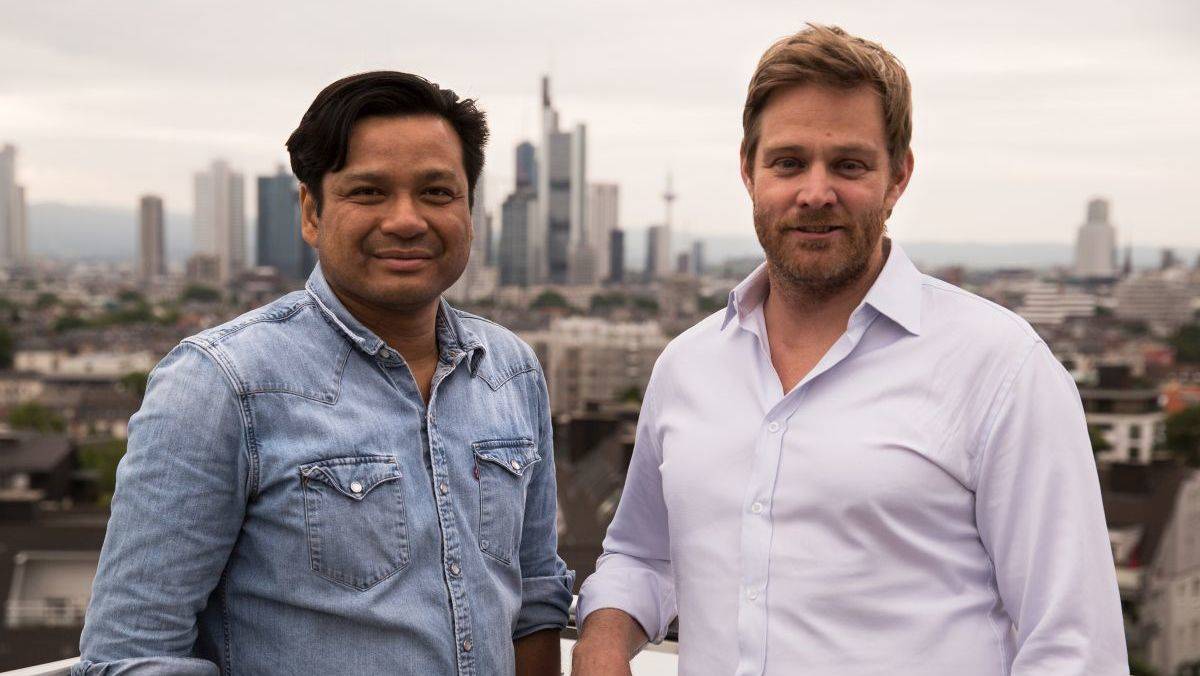 Björn Bremer, Chief Creative Officer von Ogilvy (r.), und Ogilvys CEO Chai Sinthuaree