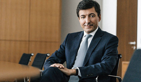 Deutsche-Bank-Kommunikator Alfredo Flores wechselt nach vielen Jahren auf Agenturseite.