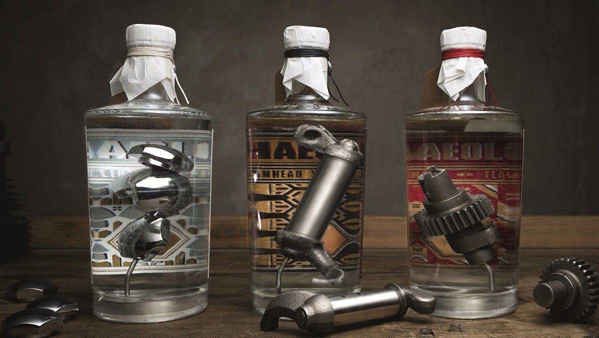 In diesen Gin-Flaschen stecken Originalteile alter Harley-Davidson-Modelle.