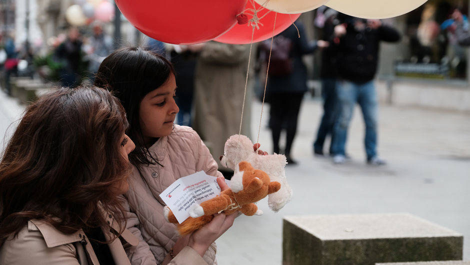 Mit 400 Kuscheltieren, die an Luftballons vom Himmel schwebten, überraschte Scholz & Friends Hamburger Passanten.