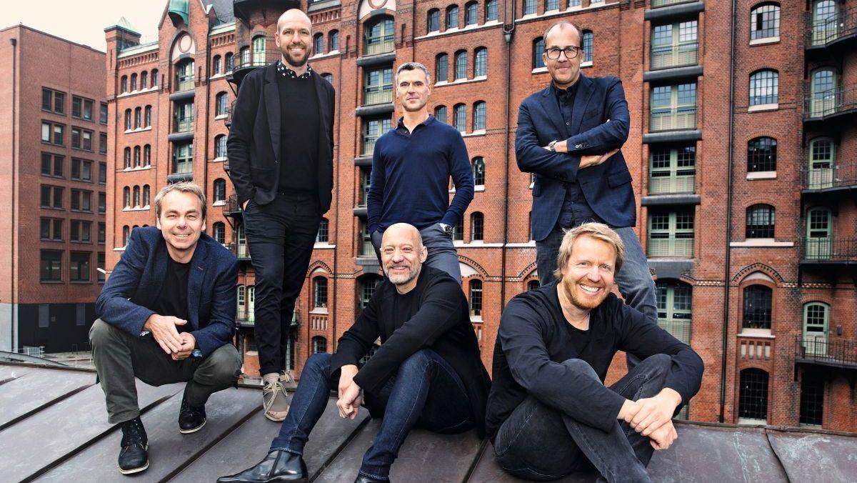 Kolle Rebbe gewinnt Globus. Im Bild die Geschäftsführung (v.l. stehend) Lennart Wittgen (Beratung), Kai Müller (Finanzen), Andreas Winter-Buerke (Beratung). Sitzend (vl.l): Stefan Wübbe (Kreation), Ralph Poser (Strategie), Fabian Frese (Kreation)