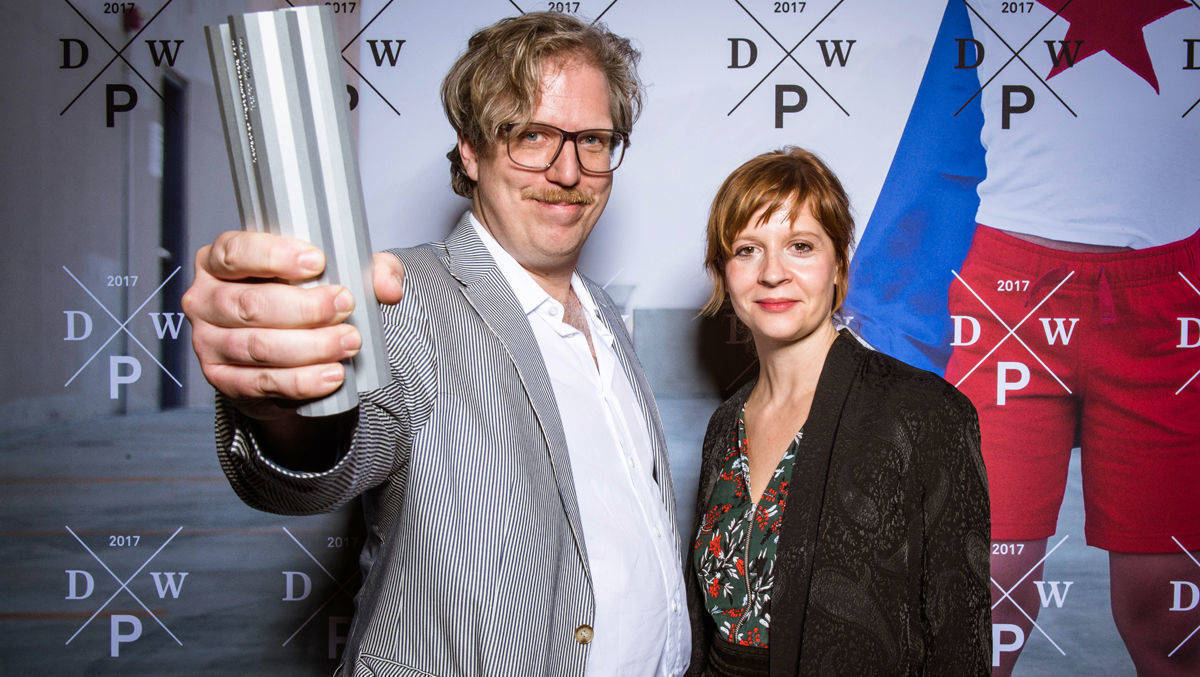 Werbefilmpreis für Hornbach-Spot: Filmproduktions-Chef Moritz Merkel (Partizan) präsentiert die Trophäe. Rechts Jurychefin Sonja Heiss.