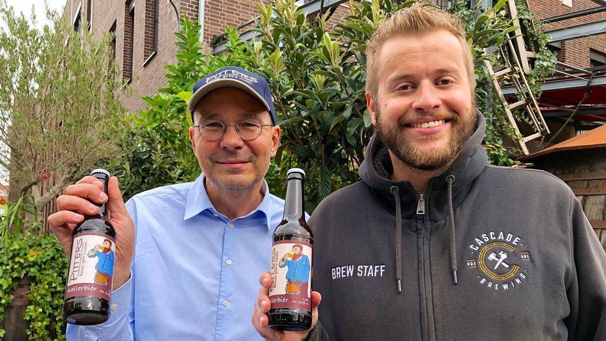 Agenturchef Ulf Beecken (l.) und Brauer Sebastian Sauer (r.) mit ihrem Pitters. 