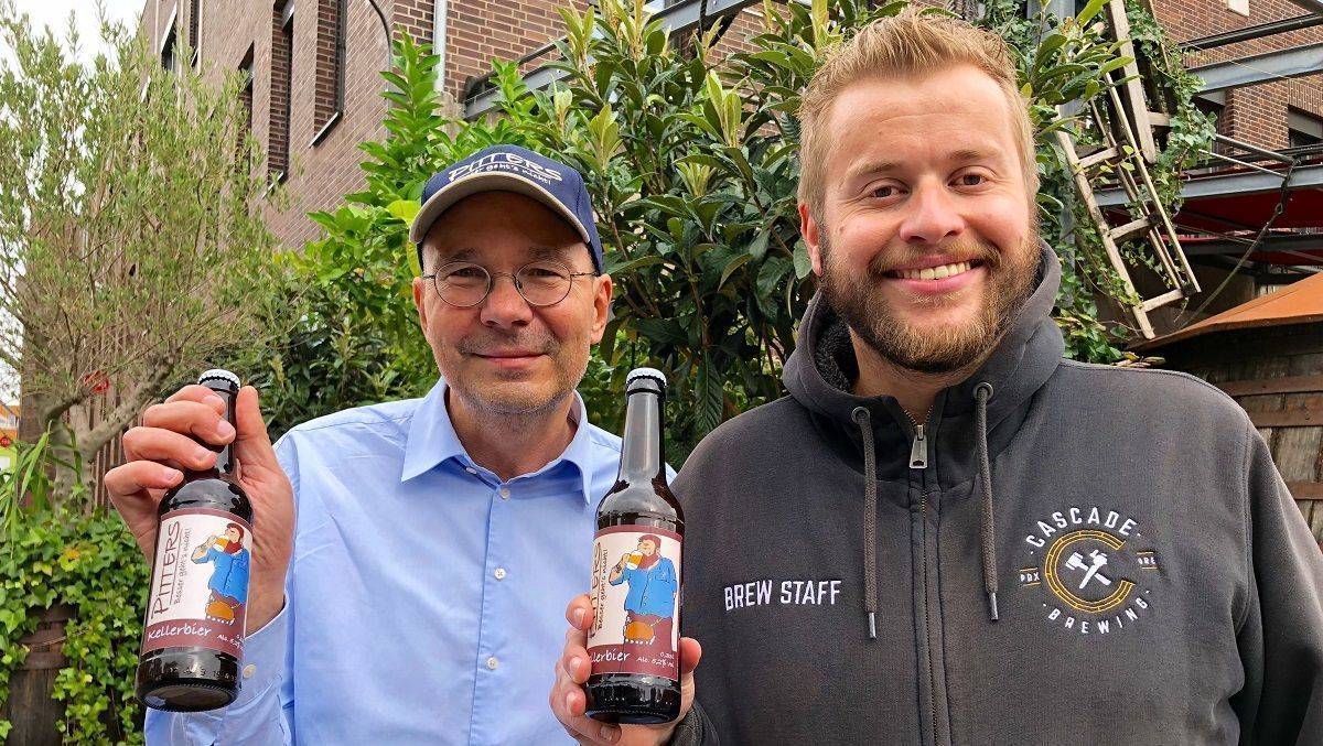 Agenturchef Ulf Beecken (l.) und Brauer Sebastian Sauer (r.) mit ihrem Pitters. 