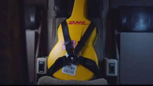 Braucht keine Beinfreiheit im Flugzeug: Gibson-Gitarre auf dem Weg von den USA nach England.