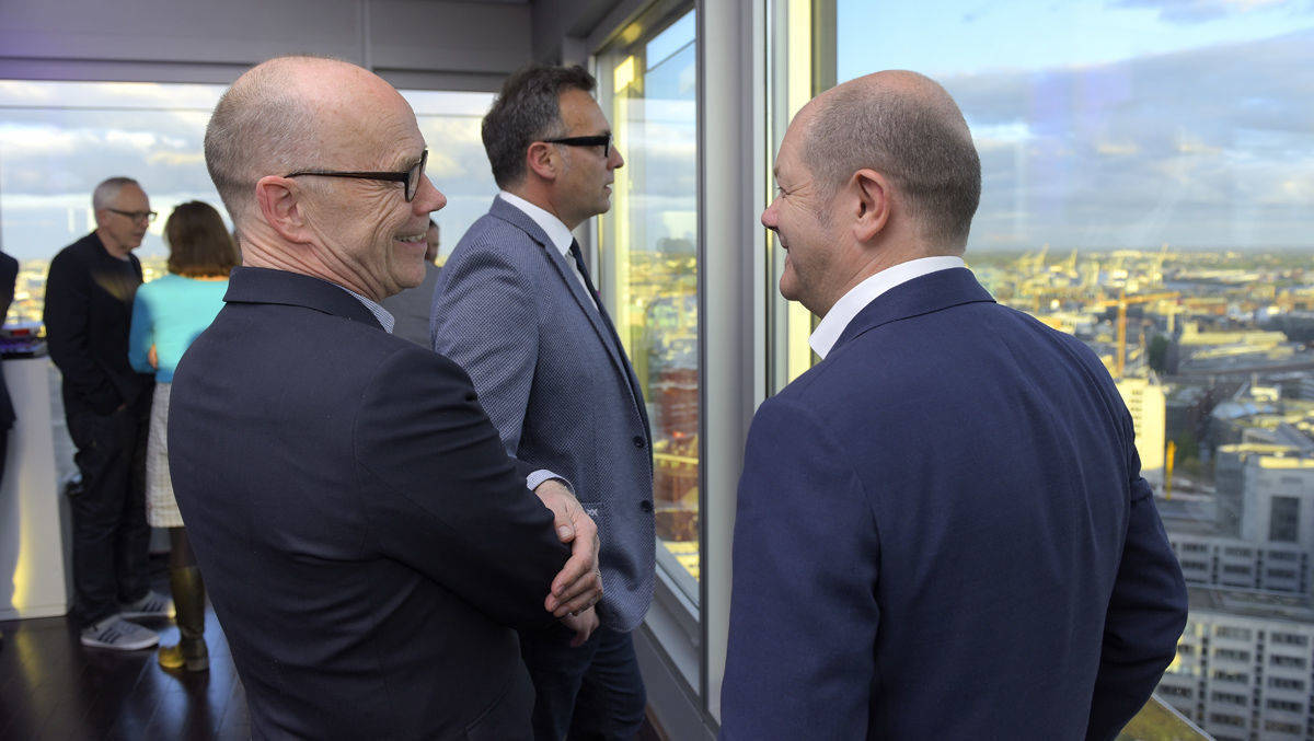 Smalltalk im Panoramadeck: ADC-Jurychef Erik Spiekermann (l.) mit dem Ersten Bürgermeister Olaf Scholz.