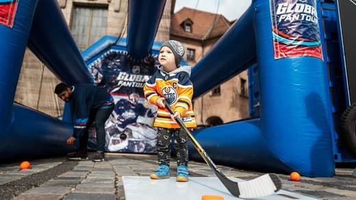 Bei der Global Fan Tour werden kleine und große Eishockey-Fans gleichermaßen angesprochen.