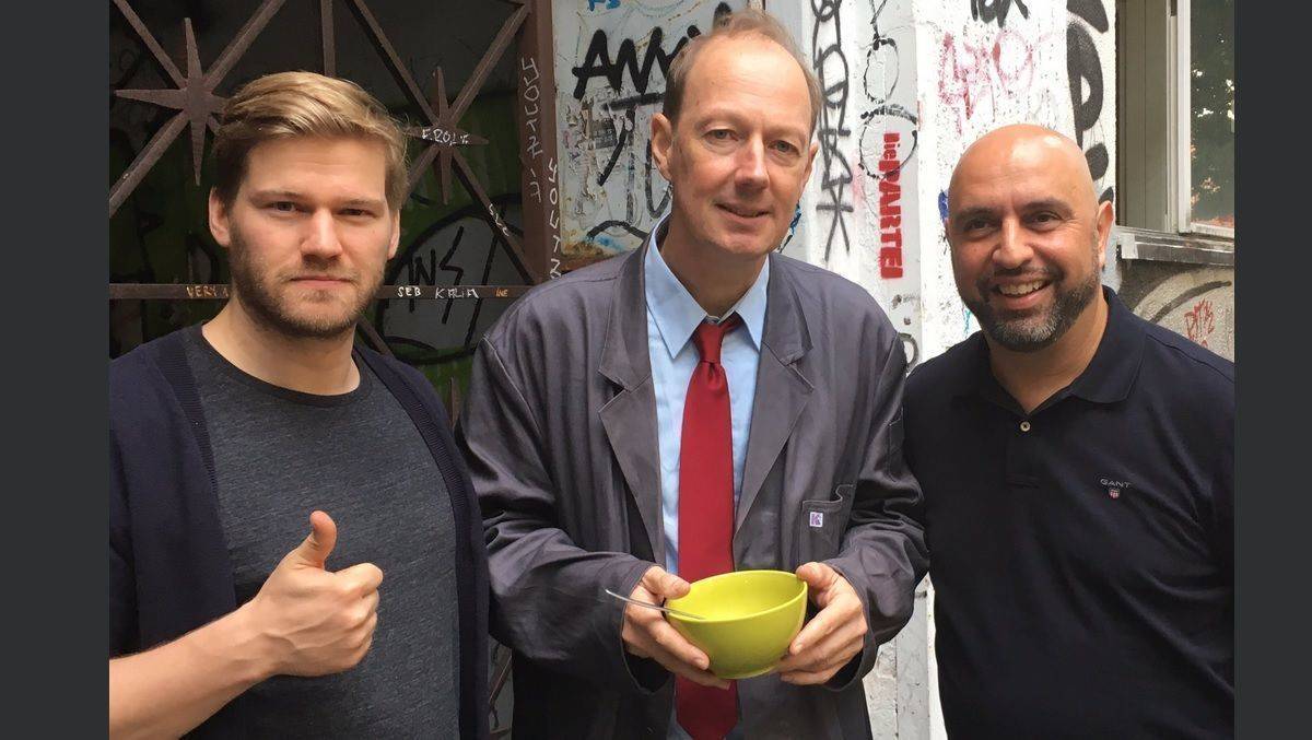 Aktivist und Werber Shahak Shapira (li.) mit Parteichef Martin Sonneborn und  Kanzlerkkandidat Serdat Somuncu. 