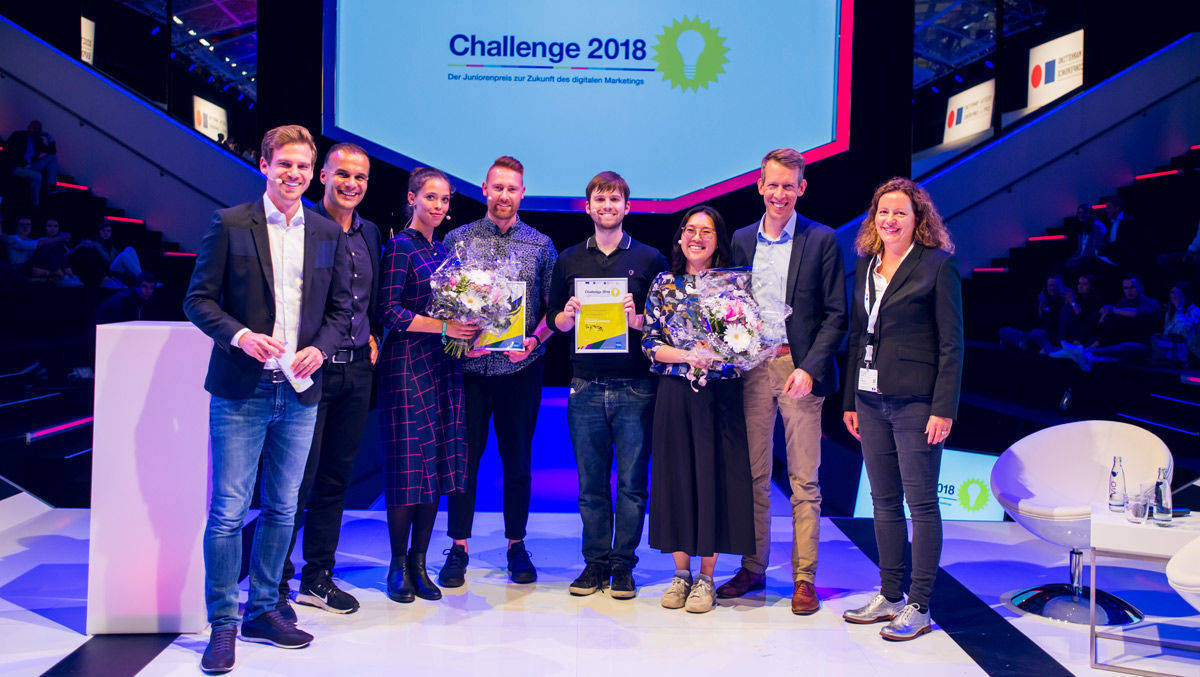 Das Gewinnerbild: (v.l.) Moderator Aljoscha Höhn, Jury-Mitglied Timucin Güzey, Carolin Schindelhauer, Daniel Randt, John Speer, Carrie Tang, Jury-Mitglied Tobias Czekalla und Jury-Mitglied Anke Herbener