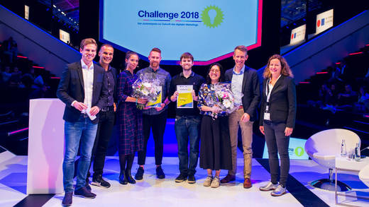Das Gewinnerbild: (v.l.) Moderator Aljoscha Höhn, Jury-Mitglied Timucin Güzey, Carolin Schindelhauer, Daniel Randt, John Speer, Carrie Tang, Jury-Mitglied Tobias Czekalla und Jury-Mitglied Anke Herbener