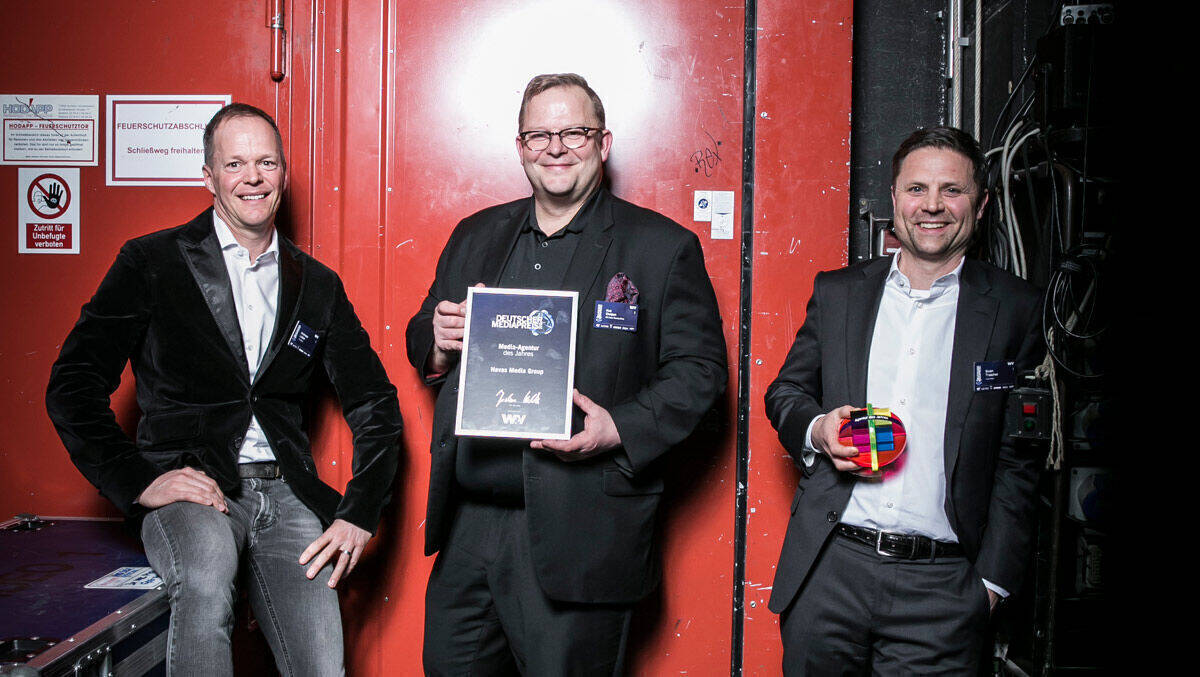 Andreas Lützel, (Managing Director Client Services), Kai Detjen (Chef Buying Officer) und Sven Traichel (CEO) nehmen 2019 stellvertretend für das gesamte Havas-Team den Mediapreis entgegen. 