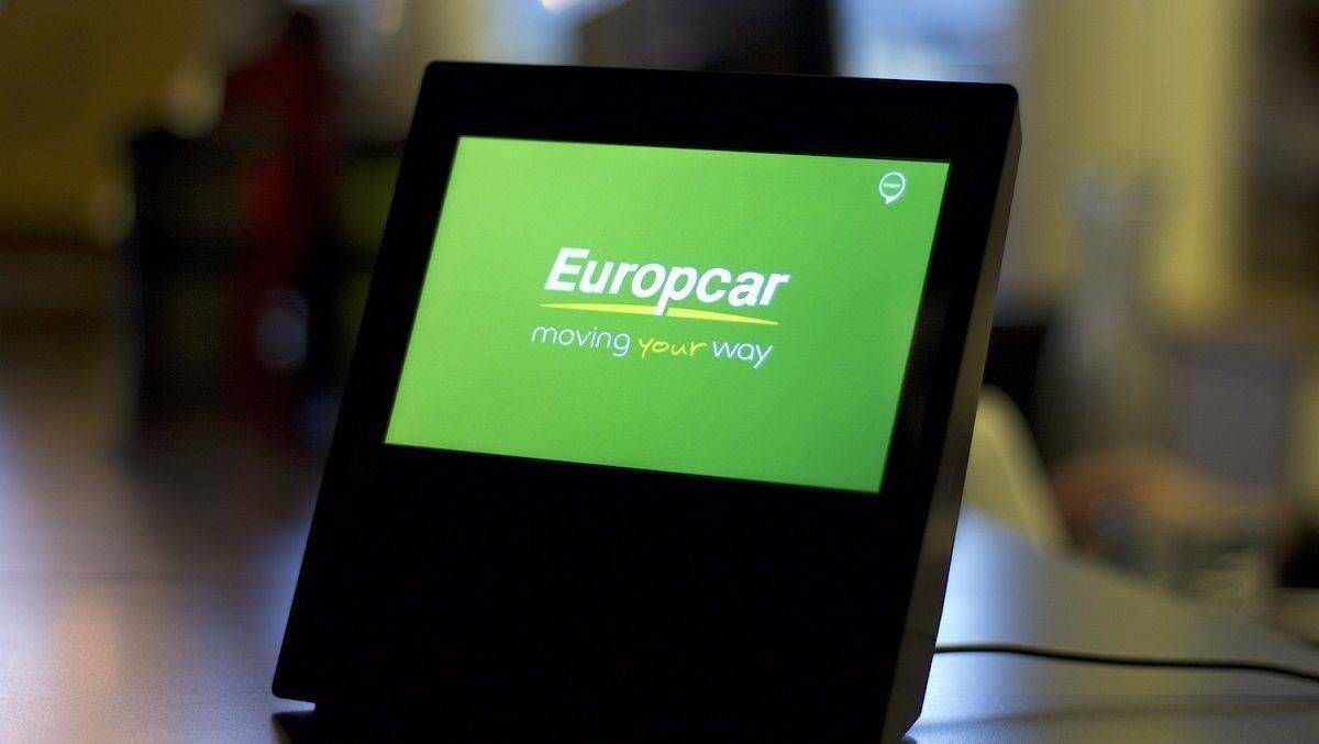 Kunden von Europcar können ihr gewünschtes Fahrzeug künftig per Sprachassistent mieten.