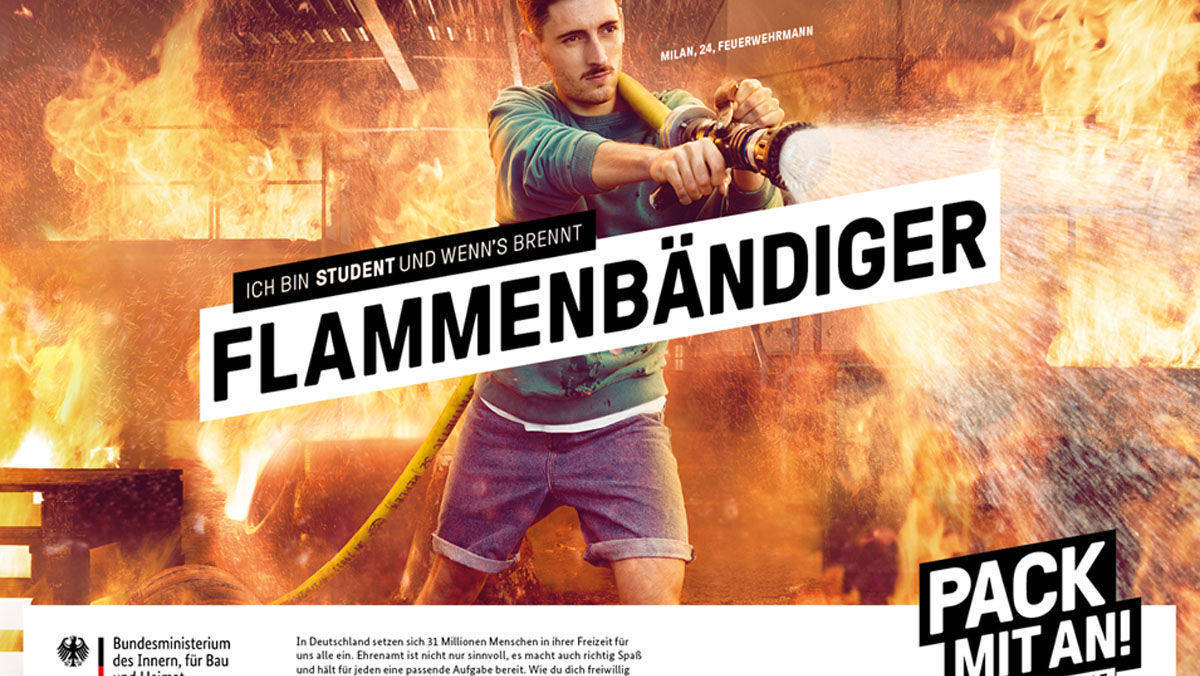 Student und bei der Freiwilligen Feuerwehr: Die Kampagne zeigt die Ehrenämtler jeweils in ihren doppelten Rollen.