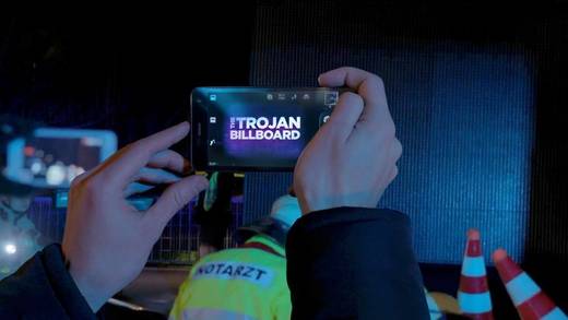 Die Botschaft auf dem Billboard ist nur über die Smartphone Kamera erkennbar.