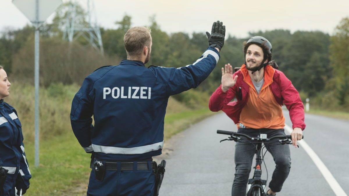 Polizeiposten abklatschen - Über sich hinauswachsen