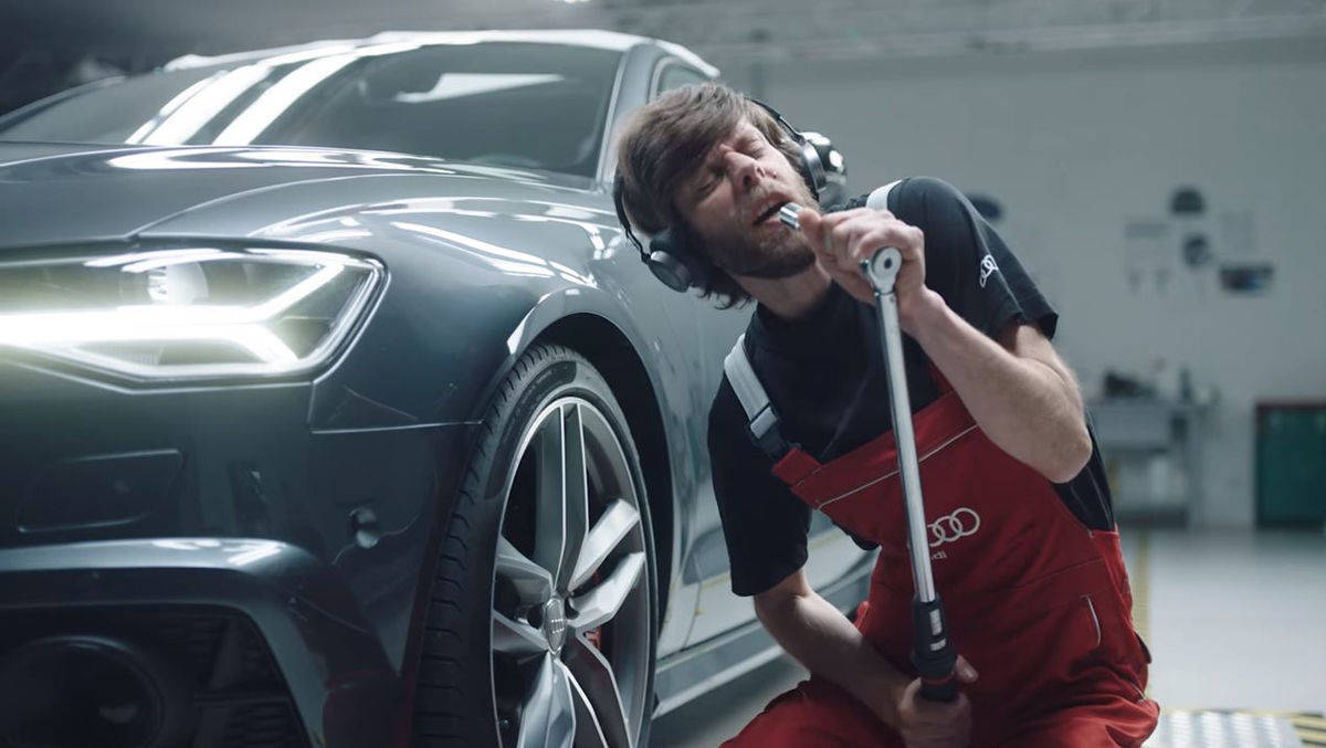 Forever Young versetzt den Audi-Mechaniker in Ekstase.