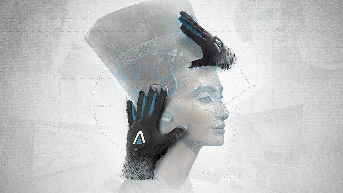 Die Virtual-Reality-Installation funktioniert nicht über ein Headset, sondern über Handschuhe. 