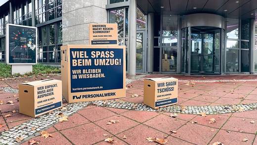 Bedruckte Umzugskartons vor dem alten Dentsu-Aegis-Standort in Wiesbaden.