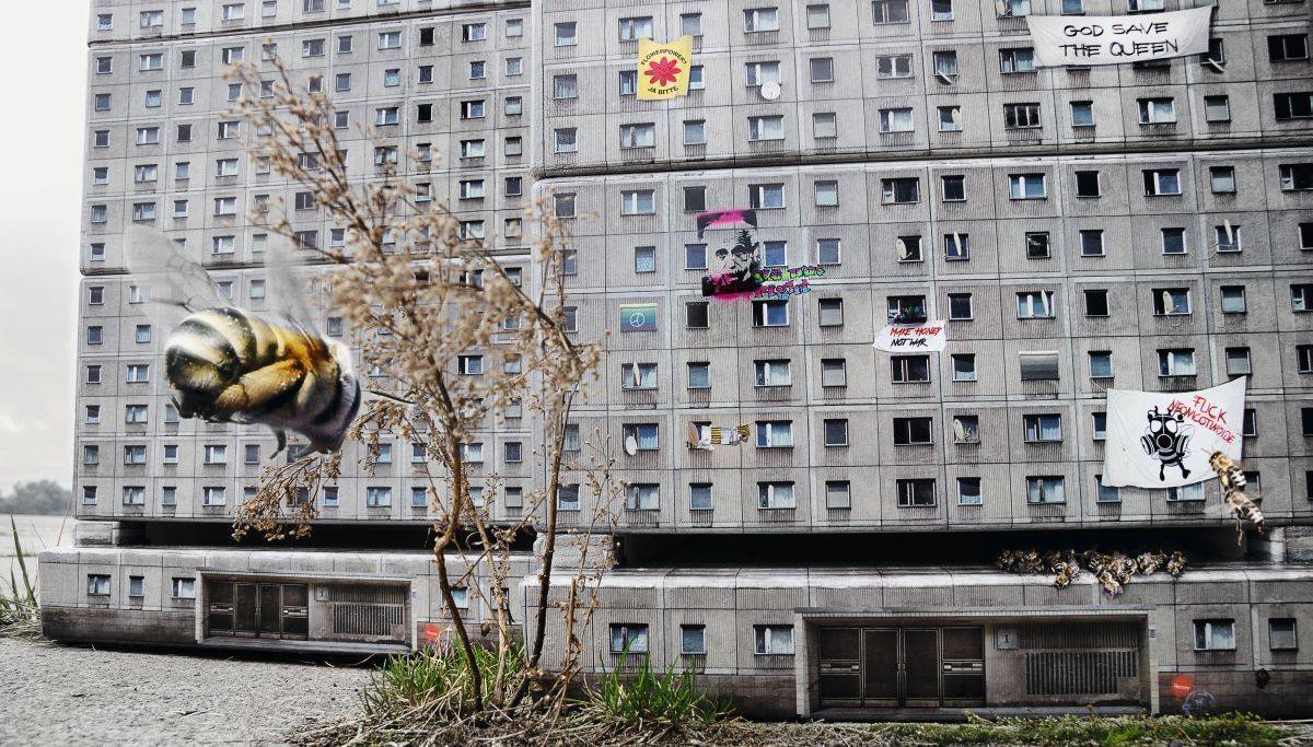 Ein Bienenstock in Gestalt eines tristen Plattenbaus: das Refugium für die letzten Honig-Bienen. 