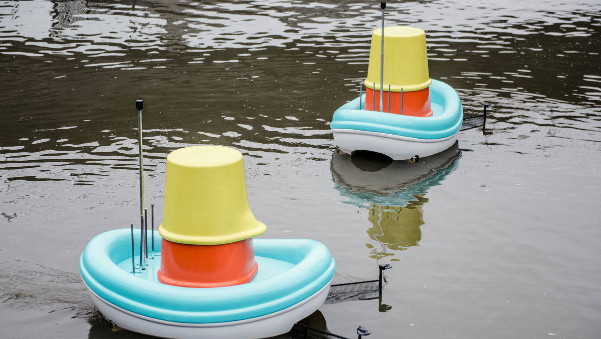 Kein Entchen, sondern Ikea-Spielzeugboote schwimmen auf der Themse.