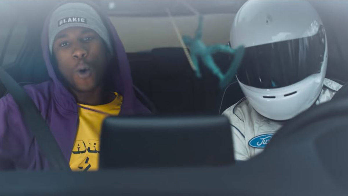 Ein Rapper trägt auch auf der Rennstrecke keinen Helm.