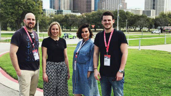 Julian Schienemeyer, Laura Claus, Julia Brinkmann und Tobi Oebel (v.l.) berichten täglich vom SXSW in Austin.