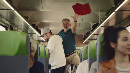In ihrer ersten Kampagne für Flix zeigt Iris, wie bequem und nachhaltig Reisen mit Flix Train ist.