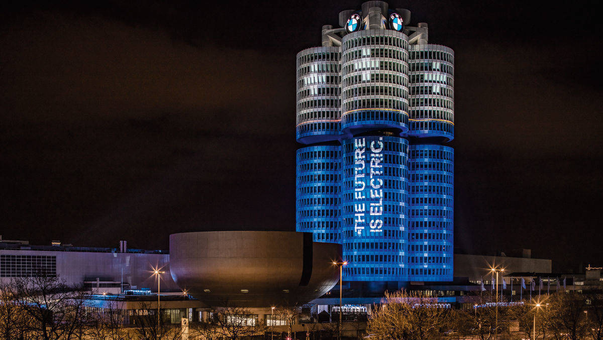 Die illuminierte BMW-Zentrale war am Montag Abend bis weit über die Grenzen Münchens hinaus zu sehen.
