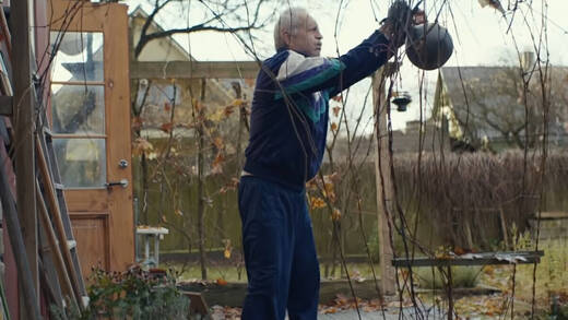 Der ältere Herr trainiert fleißig.