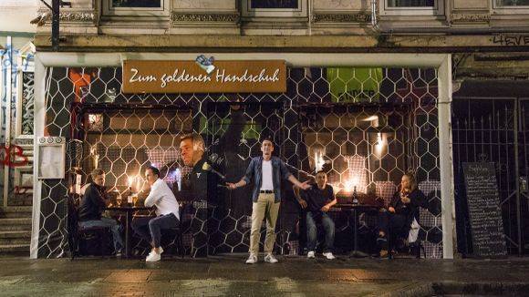 Hommage an Manuel Neuer: "Bar & Restaurant Remo" heißt vorübergehend "Zum goldenen Torwart-Handschuh"