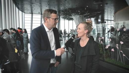 Mirko Kaminski im Gespräch mit Ute Wynands. Unter ihnen: 127 Stockwerke.
