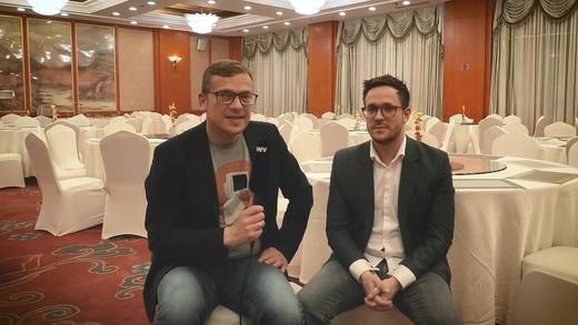 Mirko Kaminski im Gespräch mit Felipe Franco vor chinesischem Hintergrund.