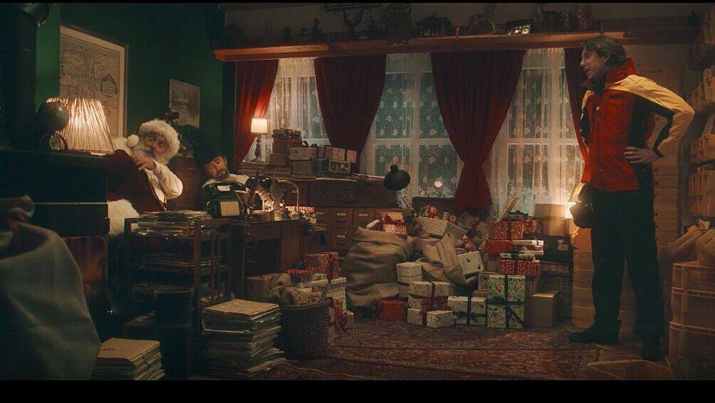 Im Hintergrund macht der Elf des Weihnachtsmanns sein Nickerchen: Szene aus dem ersten Spot der Online-Serie.