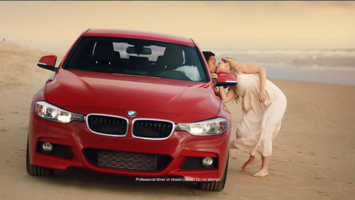 So sieht eine romantische Liebesszene am Strand aus - zumindest wenn es nach BMW USA geht.