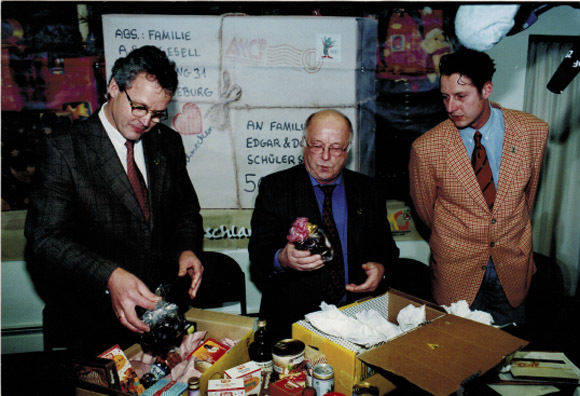 Minister Norbert Blüm (M.) packt aus: Er bekam ein Paket aus Sachsen-Anhalt. (Foto: privat)