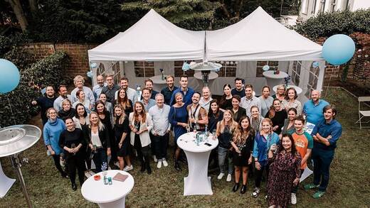 Dieses Foto mit Markenzeichen-Mitarbeiter*innen samt Agenturführung wurde auf dem Sommerfest 2019 aufgenommen.