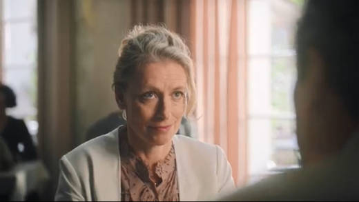 Neuer Sparkassen-Spot: Diese Frau zeigt ihrem Gegenüber, wie man effektiv fürs Alter vorsorgt.