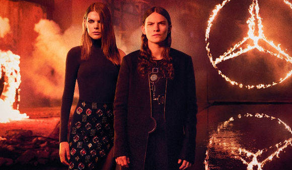 Lucie von Alten (l.) und die Sting-Tochter Eliot Sumner spielen die Hauptrollen im Mercedes-Spot von Antoni.