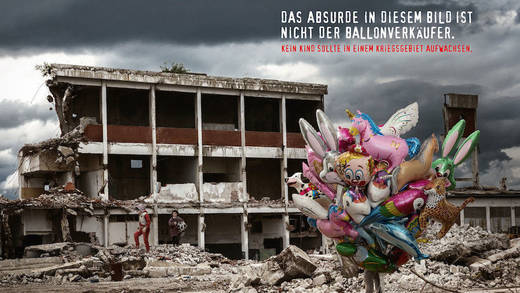 Wer ist hier fehl am Platz? Motiv der Out of Home Kampagne von Caritas International.