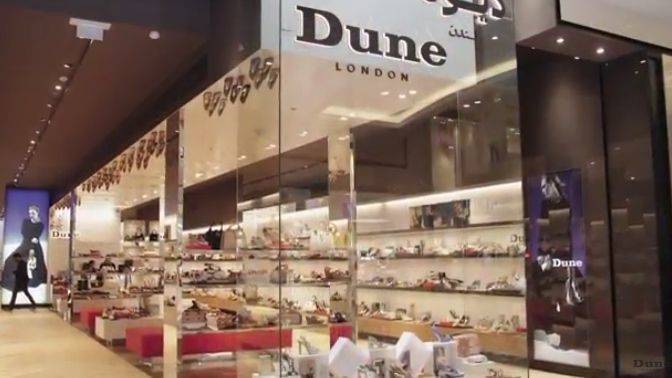 Dune verfügt über mehr als 100 Ladengeschäfte und 200 Konzessions-Shop-in-Shops in namhaften Kaufhäusern.