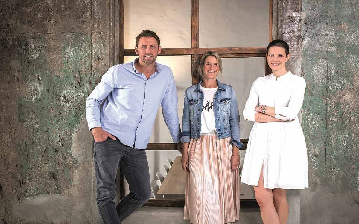 Freuen sich über erste gemeinsame Kunden: Marco Ziegler und Tina Schwandt mit Maria Sibylla Kalverkämper (l.).