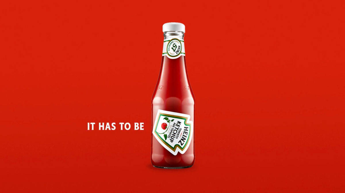 So geht das: In einem Video erklärt Heinz Ketchup Canada mit seiner Agentur, wie das Ketchup aus der Flasche kommt