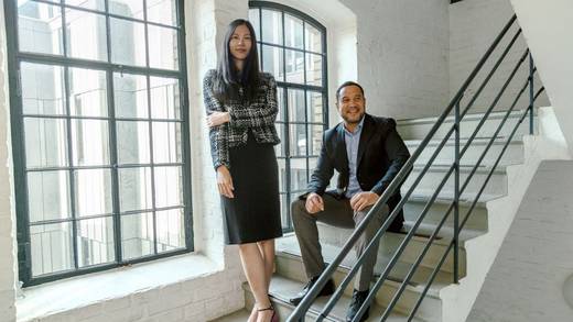 Fiona Kao (l.) wird die neue, auf chinesische Marken spezialisierte Unit in Berlin leiten. Rechts im Bild: Simon Usifo, Chief Delivery Officer bei Ogilvy Deutschland.