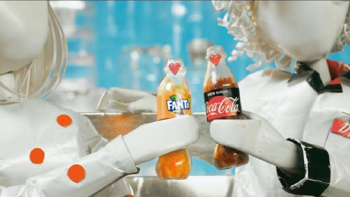 Coca-Cola erzählt die Geschichte von zwei verliebten Plastikflaschen.