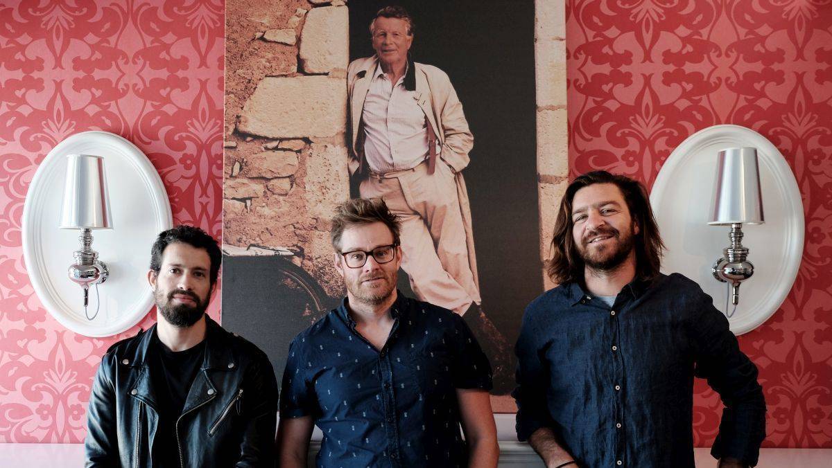 Kreativchef Björn Bremer (m.) mit seinen neuen Kollegen Guillermo Aliaga Pueyrredon (l.) und Tomás O’Gorman.