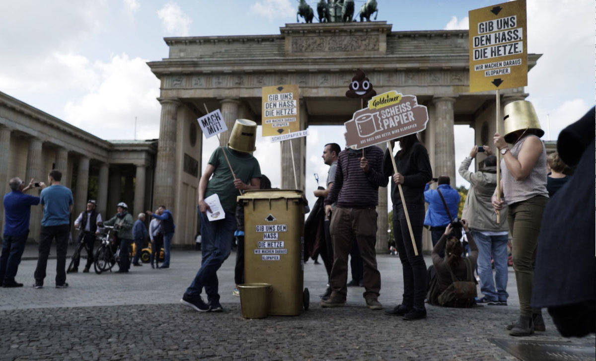 Einige der Hetzplakatesammler demonstrierten auch vor dem Brandenburger Tor in Berlin.