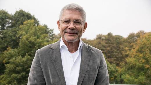 Wolfgang Nägele wird befördert.